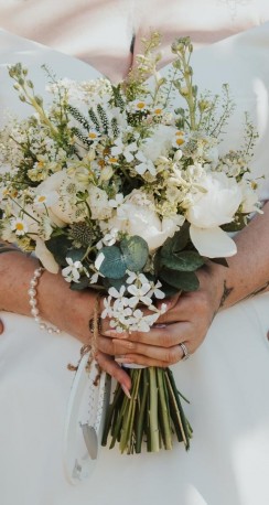 Bridal bouquet whites